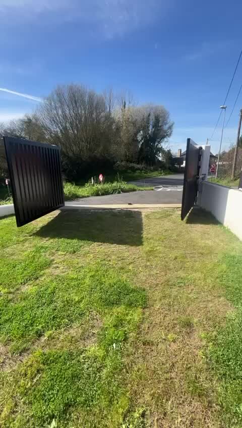 Portal batiente automatizado abriéndose en A Coruña