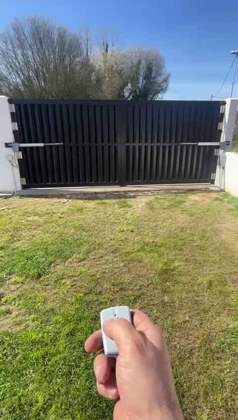 Portal batiente automatizado con mando a distancia en A Coruña