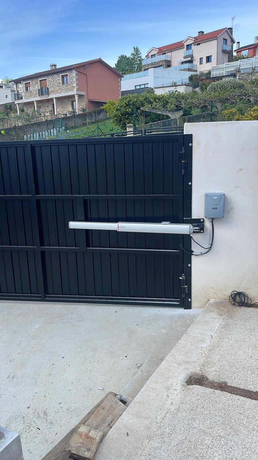 Portal batiente negro automatizado con motor en A Coruña