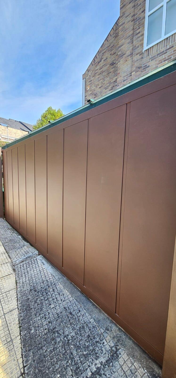 Puerta corredera automatizada en A Coruña