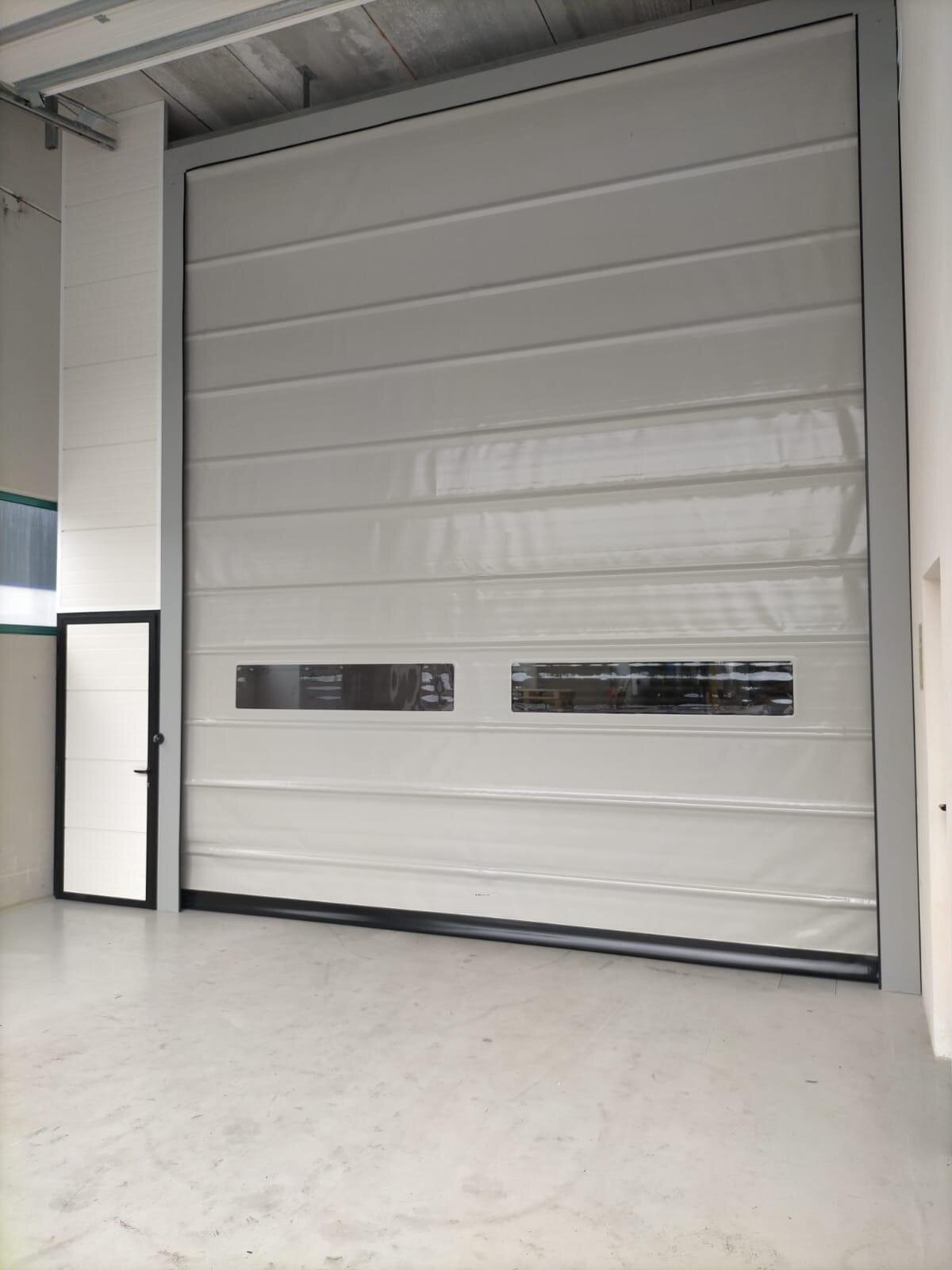 Lona rápida industrial automatizada en nave en A Coruña