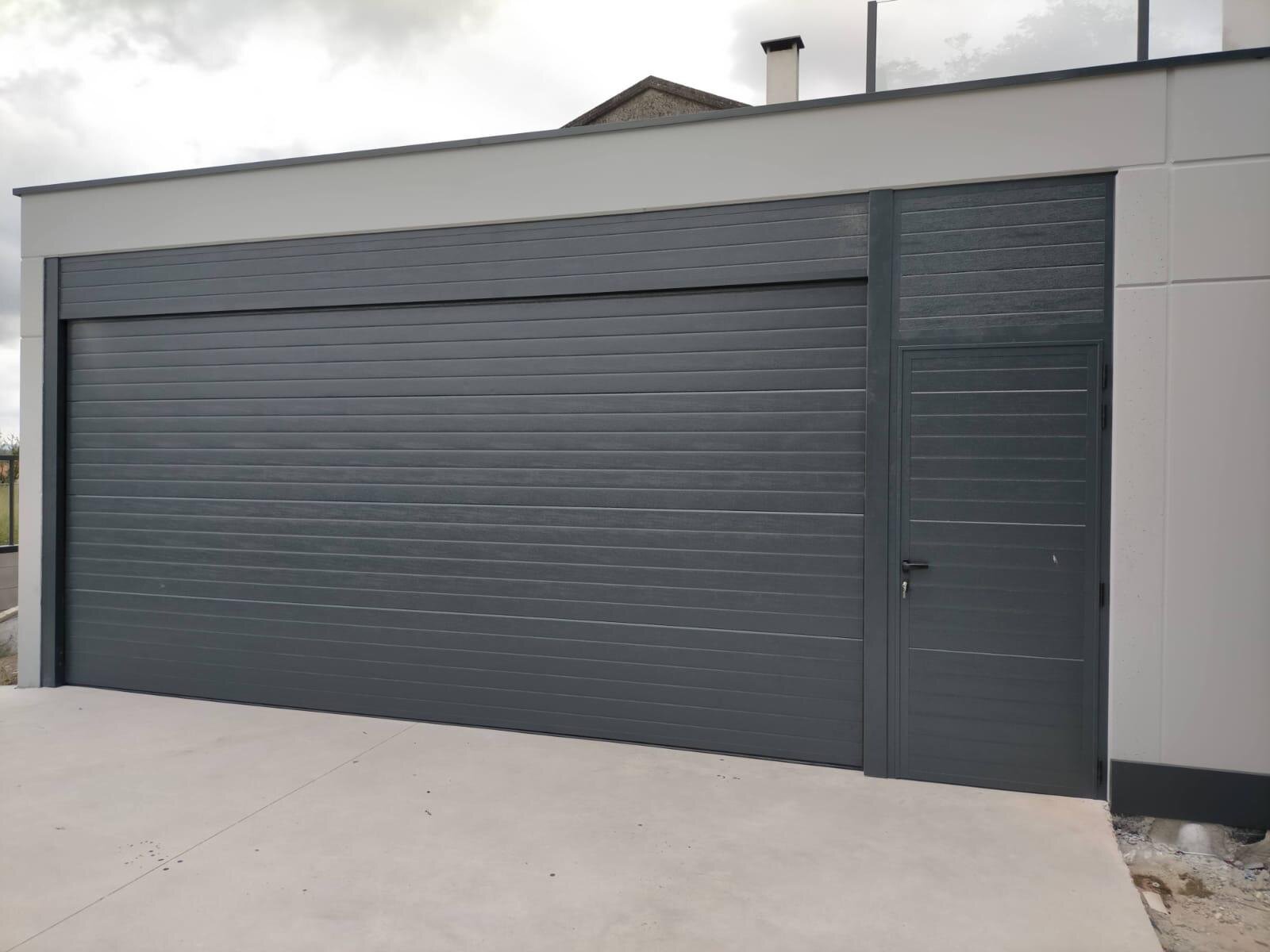 Puerta seccional automatizada con acceso peatonal en A Coruña